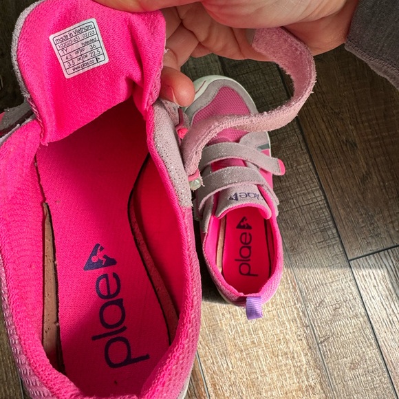 Plae Kids Pink Sneakers 4.5 youth - Picture 2 of 4